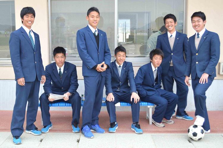 玉野光南高校サッカー部あるある「クリスマスの朝練に、サンタクロースをイメージした赤い服を着て、みんなで走る！」