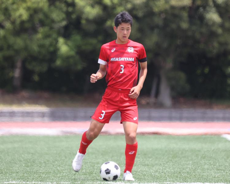  【東山】『仲間同士で良い刺激を受けながらサッカーができると思った』1年生ながらポジションを掴んだ上山泰智が東山を選んだ理由とは？【進路】